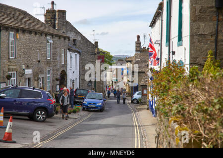 Une région ensoleillée et vue engageante de la rue principale à Skipton. Nr Skipton dans Wharfedale, Yorkshire du Nord Banque D'Images