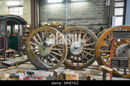 Les roues motrices de la Locomotive à vapeur restauré avec de nouveaux pneus Banque D'Images