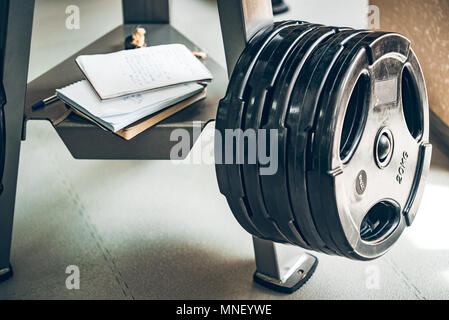 Barbell remise en forme d'haltères et de portables dans une salle de sport Banque D'Images