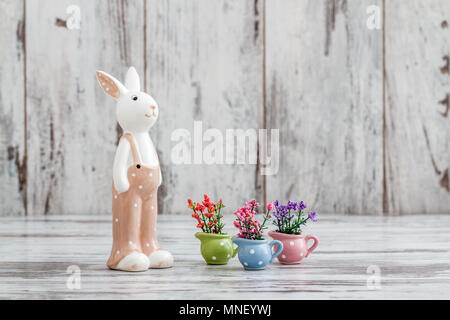 Lapin mignon décoration poupée sur fond de bois blanc Banque D'Images