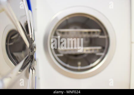 La stérilisation des instruments médicaux en autoclave. Pour l'équipement de nettoyage stérile instruments médicaux de travail. Banque D'Images