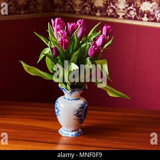 Le lilas tulipes dans un vase décoratif debout sur une table. La Russie, Moscou, maison de vacances, cadeau, humeur, nature, fleur, plante, bouquet, macro Banque D'Images