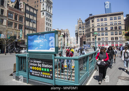 À Broadway nord en haut par une entrée du métro de Union Square à New York. Banque D'Images