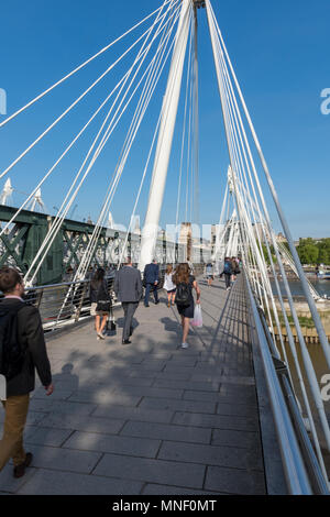 Tôt le matin, les navetteurs traversant le pont du jubilé, près de la gare de Waterloo dans le centre de londres sur leur façon de travailler dans la capitale. Jubilee bridge.c Banque D'Images