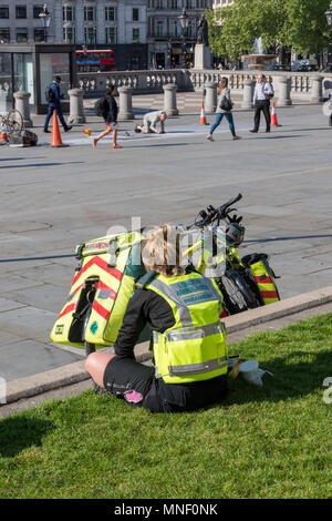 Un cycle de la paramédic london ambulance service métropolitaine assis sur l'herbe en dehors de la National Gallery à Trafalgar Square à Londres. Banque D'Images