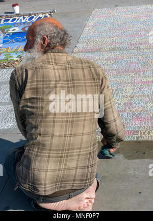 Un artiste de rue en dehors de la National Gallery à Trafalgar Square Londres dessin dans les craies sur le trottoir faire une cloison artistique social. Banque D'Images