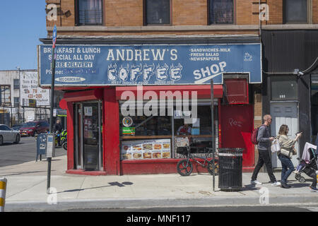 Petite vieille bodega avec un compteur de manger encore ouvert à Coney Island et Church Avenue, à Brooklyn, New York. Banque D'Images