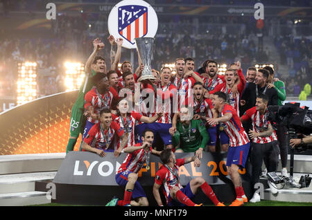 Les joueurs de l'Atlético Madrid célébrer avec le trophée après avoir remporté la finale de l'UEFA Europa League au Parc Olympique Lyonnais, Lyon. Banque D'Images