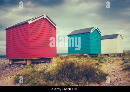 Retro Vintage couleur filtrée des cabines de plage sur une plage britannique froid Banque D'Images