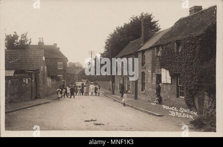 Vintage Photo de la station de police et les enfants dans la rue à Bredon, Worcestershire, Angleterre, RU Banque D'Images