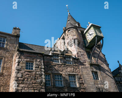 16ème siècle ancien péage Canongate, Royal Mile, Édimbourg, Écosse, Royaume-Uni maintenant des Story Museum, clocher et réveil contre le ciel bleu Banque D'Images