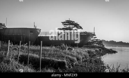 Avec l'arsenal remorqueurs sur berge, Mahakam Samarinda, Indonésie, dans la matinée. noir et blanc monochrome. Banque D'Images