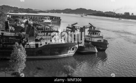 Avec l'arsenal remorqueurs sur berge, Mahakam Samarinda, Indonésie, dans la matinée. noir et blanc monochrome. Banque D'Images