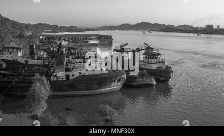 Avec l'arsenal remorqueurs sur berge, Mahakam Samarinda, Indonésie, dans la matinée. noir et blanc monochrome. Banque D'Images