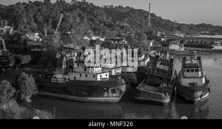 Avec l'arsenal remorqueurs sur berge, Mahakam Samarinda, Indonésie, dans la matinée. noir et blanc monochrome. Banque D'Images