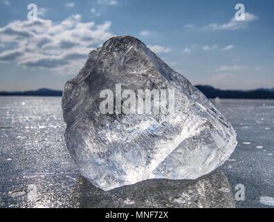 Shining la glace brisée. Il miroite joliment les rayons du soleil et l'éblouissement et la lumière joue Banque D'Images