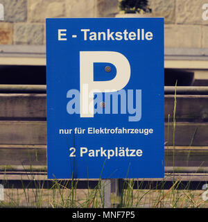 La mobilité électrique point de recharge, Allemand parking sign, conduite sans émission. Banque D'Images