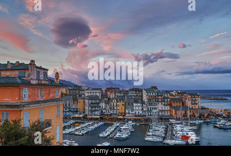 Le port de Bastia, la Corse. Dans l'arrière-plan vous pouvez voir brûlage des forêts de corse Banque D'Images