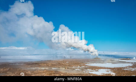 L'augmentation de la vapeur d'une fumerolle, géothermique water, également Hverir ou Namaskard, Nord de l'Islande, Islande Banque D'Images