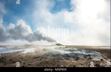 L'augmentation de la vapeur d'une fumerolle, géothermique water, également Hverir ou Namaskard, Nord de l'Islande, Islande Banque D'Images