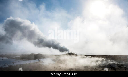 L'augmentation de la vapeur d'une fumerolle, géothermique water, également Hverir ou Namaskard, Nord de l'Islande, Islande Banque D'Images