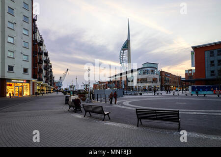 En début de soirée, le centre commercial GUNWHARF QUAYS Portsmouth Banque D'Images