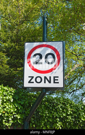 Gros plan de vingt 20 miles par heure zone limites de vitesse de zone de restriction signe Angleterre Royaume-Uni GB Grande-Bretagne Banque D'Images