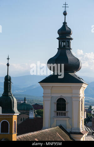 Sibiu, Roumanie - 18 juillet 2017 : voir pour les toits des maisons dans le centre de Sibiu, Roumanie Banque D'Images