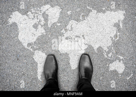 Chaussures homme en noir sur la carte du monde représentant permanent du commerce mondial et d'affaires. Banque D'Images