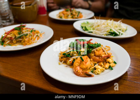 La nourriture thaïe et crevettes sautées aux nouilles avec eag, Thai cuisine traditionnelle, yummy doit essayer Banque D'Images