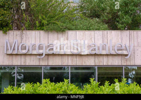 BUDAPEST, HONGRIE - 17 MAI 2018 : Morgan Stanley signe sur façade d'un immeuble de bureaux. Morgan Stanley est une société américaine offrant d'avion et d'inv Banque D'Images