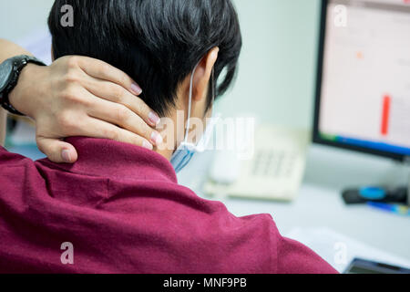 L'homme mit sa main sur l'arrière de son cou et la sensation de douleur après avoir travaillé avec pendant une longue période. Syndrome d'office. Banque D'Images