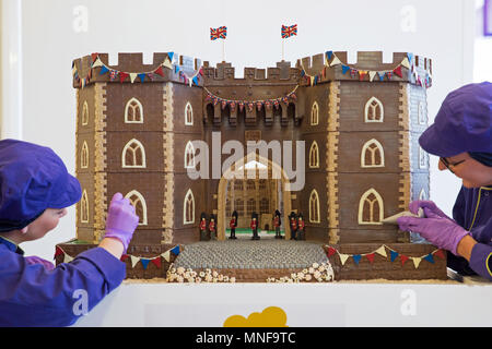 La touche finale du tuyau chocolatiers sur la façade avant du château de Windsor à Cadbury World à Birmingham, qui est fait entièrement de chocolat et comprend le Henry VIII gate avec une main courante de photo de la Chapelle St George visible à travers elle, en avance sur le mariage royal ce weekend. Banque D'Images