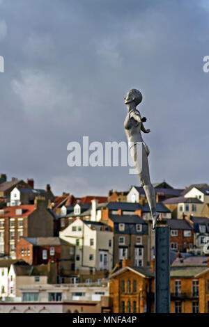Belle statue de plongée du Scarborough se détache sur la foule du fond de la falaise de Bland. Banque D'Images