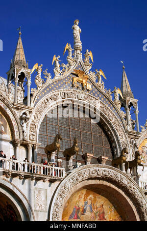 Avant de l'Ouest détail de la basilique San Marco, montrant les chevaux caracolant et autres détails ornementaux : San Marco, Venise, Italie Banque D'Images