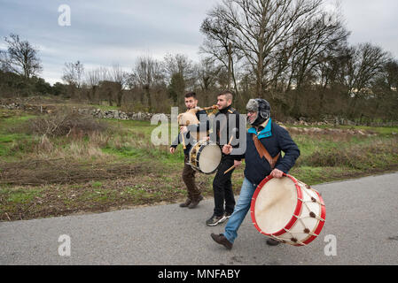 Au solstice d'hiver festivités à Vila Cha de Braciosa, les musiciens jouent toujours la cornemuse traditionnelle et les tambours. Tras-os-Montes, Portugal Banque D'Images