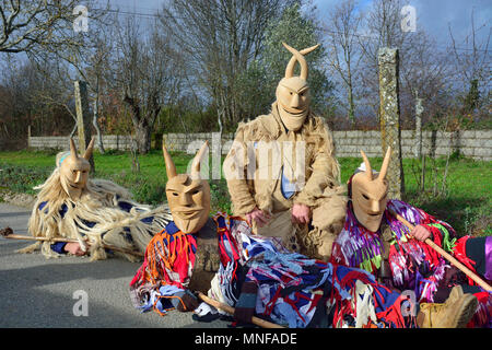 Caretos avec des masques en bois de Lazarim, utilisé durant le Carnaval et la Fête du solstice d'hiver. Tras-os-Montes, Portugal Banque D'Images