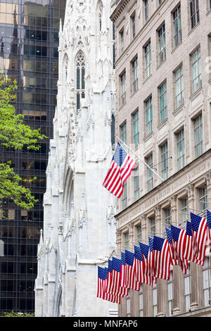 Des drapeaux américains sur l'avant de grand magasin Saks Fifth Avenue, 5ème Avenue, New York City USA Banque D'Images