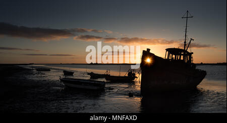 Bateau poisson échoué old rusty au coucher du soleil Banque D'Images