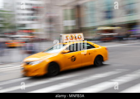 New York taxi, motion blur, Cinquième Avenue, New York City, USA Banque D'Images