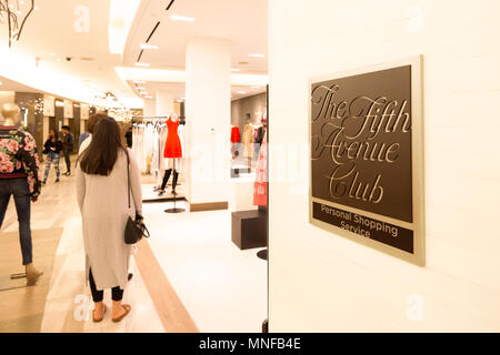 Les gens de shopping dans le grand magasin Saks Fifth Avenue, Cinquième Avenue, New York City USA Banque D'Images