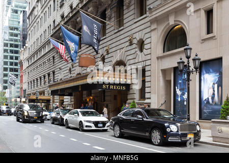 St Regis Hotel New York, extérieur ; un hôtel de luxe de Midtown, New York City, USA Banque D'Images
