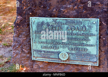 Boston, Massachusetts, États-Unis - 12 septembre 2016 : une plaque informe le spectateur que c'est le lieu de repos de Samuel Adams, Banque D'Images