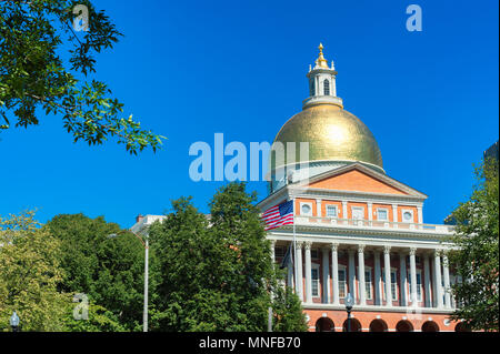 Boston, Massachusetts, États-Unis - 12 septembre 2016 : le Massachusetts State House se trouve en face de la Boston Commons. Banque D'Images