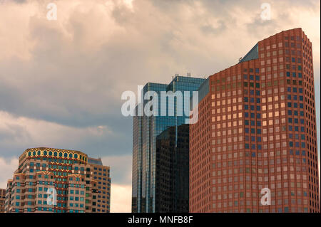 Trois de Boston's skyscrapes filterd lueur dans le nuage plus tard après-midi la lumière du soleil. Banque D'Images