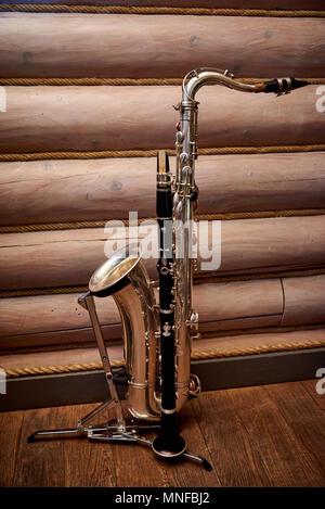 Le saxophone et la clarinette sur une position contre le mur de billes Banque D'Images