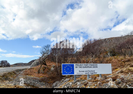 "L'Europe et l'Ecosse' : Road sign in Highland, en Écosse (Mallaig), mettant en relief la coopération entre l'Ecosse et l'Union européenne Banque D'Images