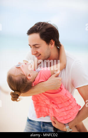 Heureux père et son adorable petite fille en plein air Banque D'Images