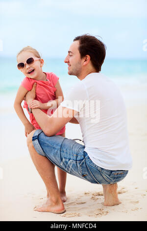 Heureux père et son adorable petite fille en plein air Banque D'Images