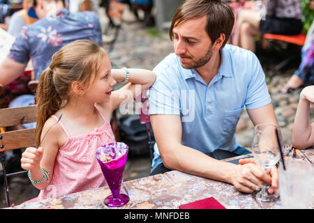 Le père et sa fille au café en plein air sur la journée d'été Banque D'Images